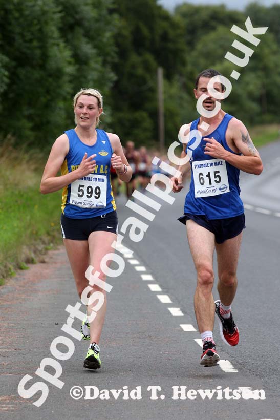 Tracey Millmore (Birtley) and James Palmer (Low Fell) taking part in the Tynedale Jelly 10 Road Race. Photo: David T. Hewitson/Sports for All Pics